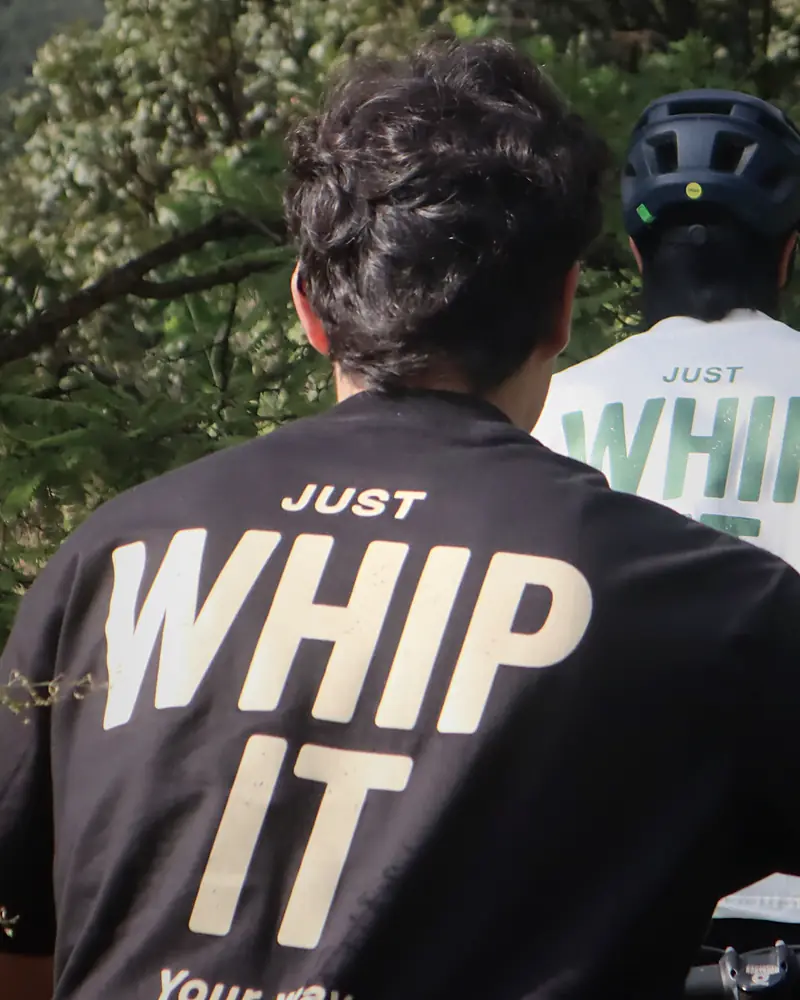 Print WHIP IT en la espalda de la playera negra